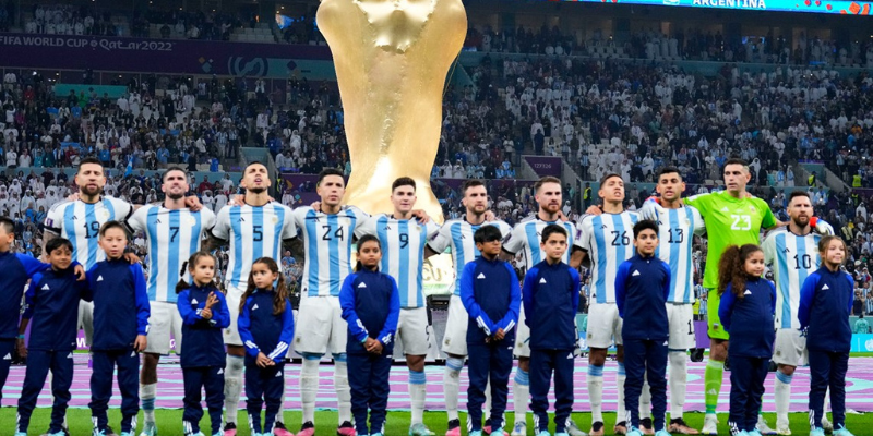 Ý nghĩa nhân văn đằng sau việc cầu thủ dắt trẻ em ra sân