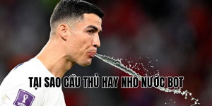 tại sao cầu thủ hay nhổ nước bọt
